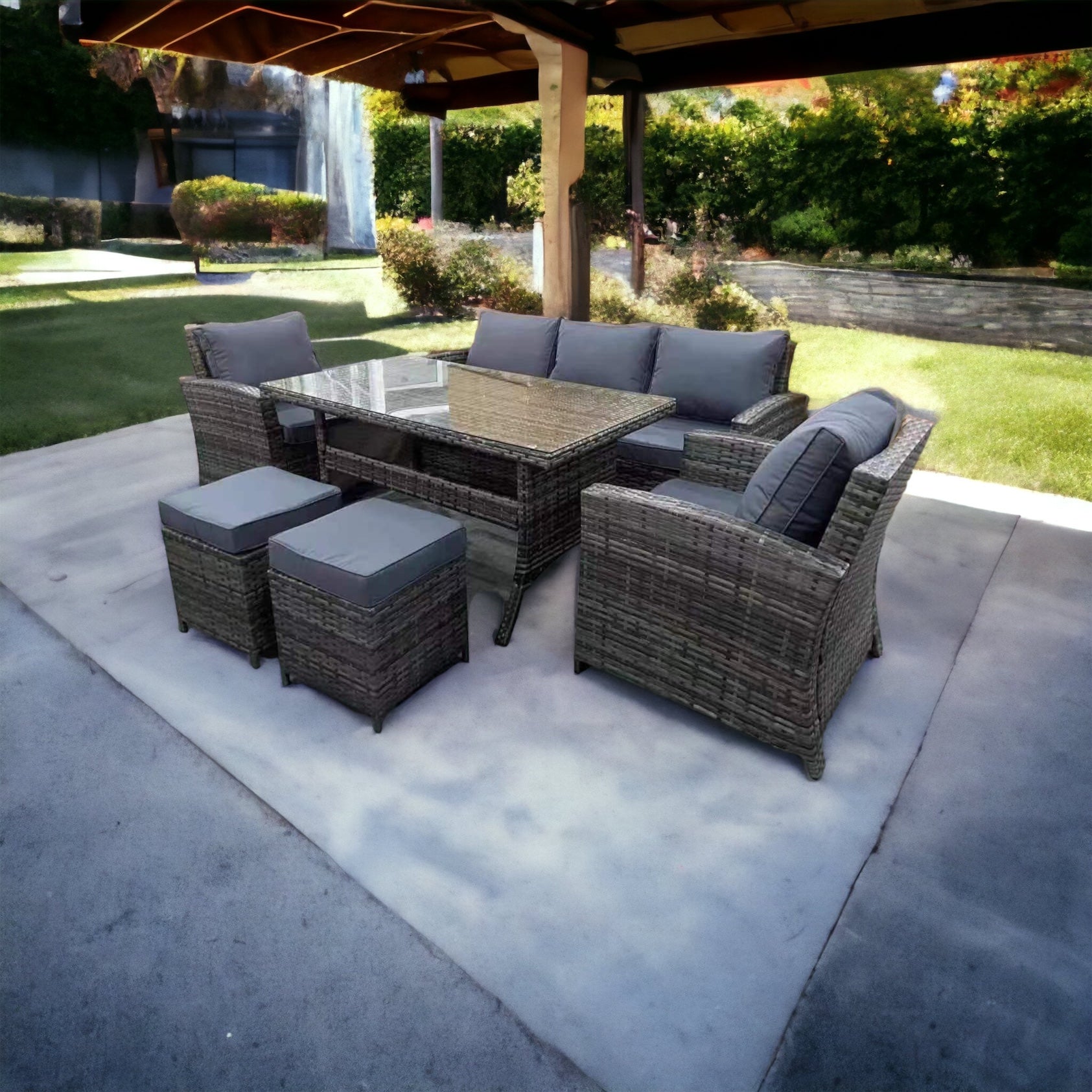 3 Ways an Outdoor Patio Dining Set Adds Value and Appeal to Your Home